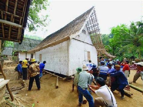 Dibalik Cerita Bangunan Adat Kampung Naga, Rumah Tradisional Sunda ...