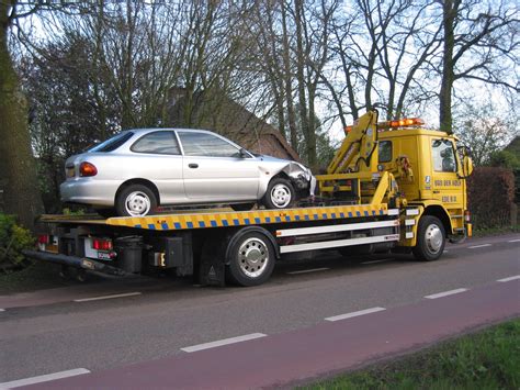 File:Bergingstruck met auto (tow truck with car).jpg - Wikimedia Commons