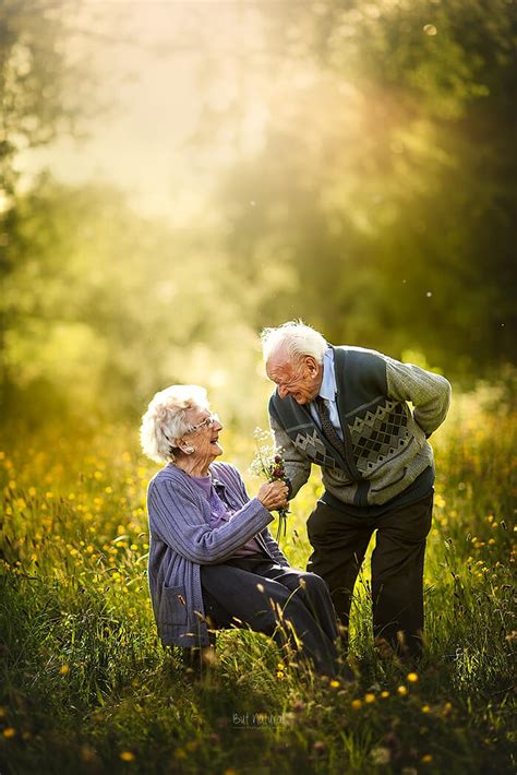 Heartwarming Photos of Undying Love of Elderly Couples - Design Swan