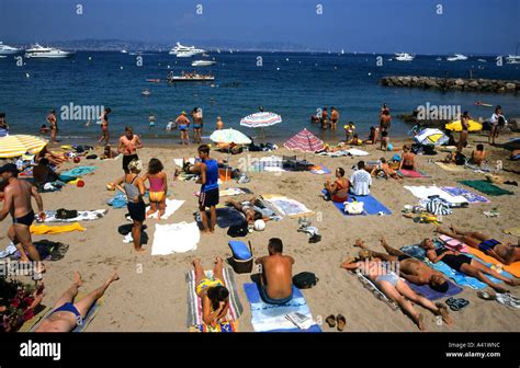 Saint tropez beach girls -Fotos und -Bildmaterial in hoher Auflösung ...