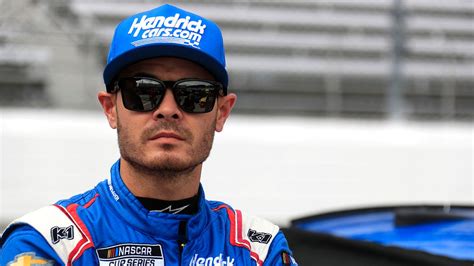 Le champion de la Coupe NASCAR, Kyle Larson, déchire le mouvement de ...