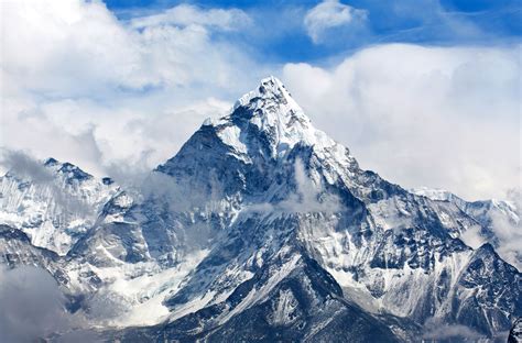 This Insane Photo Of Crowds At The Peak Of Mt. Everest Looks Like A ...