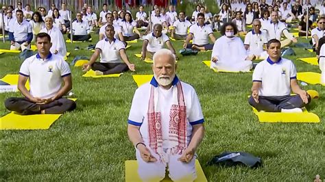 Pix: Modi does yoga at UN headquarters - Rediff.com India News