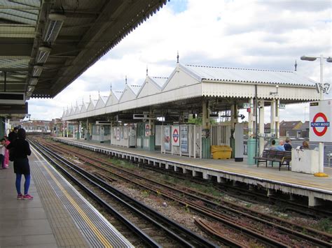 Putney Bridge station © Oast House Archive :: Geograph Britain and Ireland