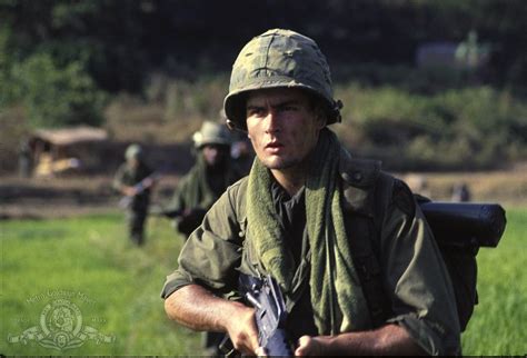 Charlie Sheen in Platoon (1986) | Charlie sheen movies, Charlie sheen ...