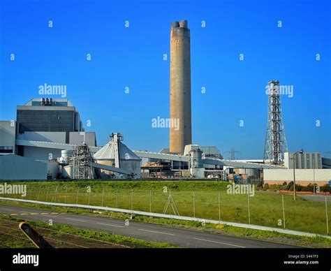 Aberthaw coal fired power station, now decommissioned, Aberthaw, South ...