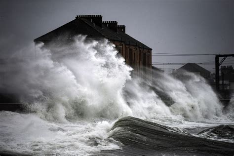 Storm Hannah barrels into Ireland leaving thousands of homes without ...