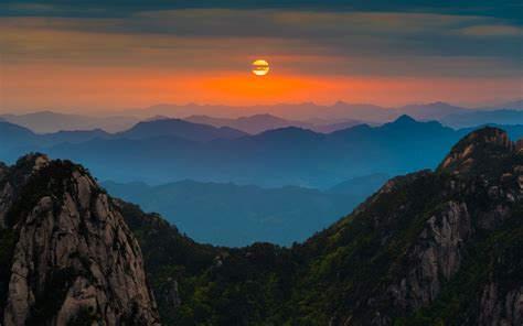 China Anhui Huangshan, dawn, sunrise, mountains, trees, red sky ...