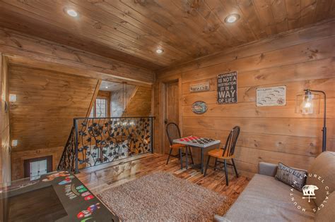 Black Bear Cabin in Gatlinburg w/ 2 BR (Sleeps4)