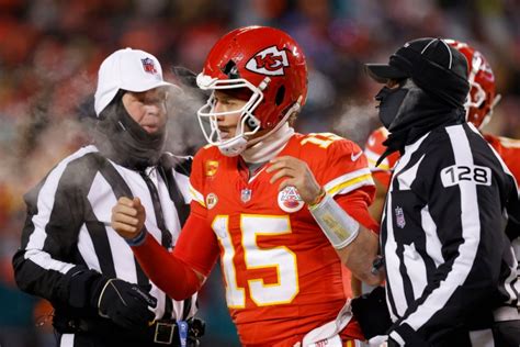 Patrick Mahomes Helmet Shatters During Freezing Game Against Dolphins ...