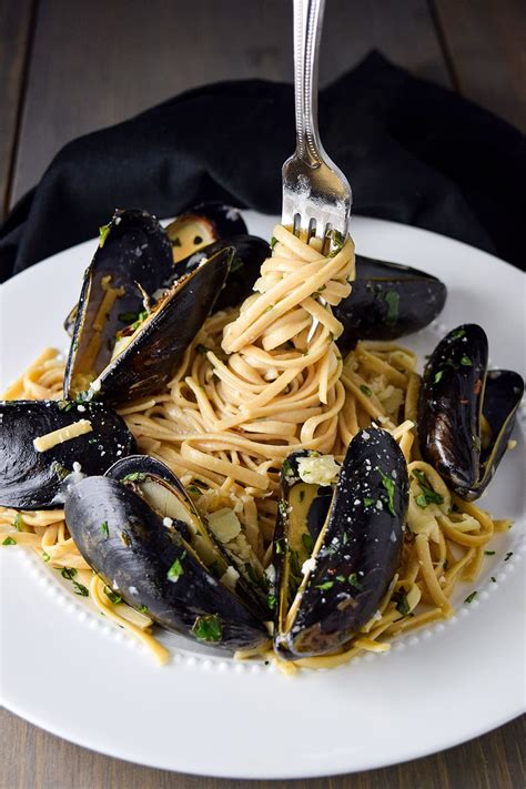 Mussels and Linguine with Garlic Butter & White Wine Pasta Sauce ...