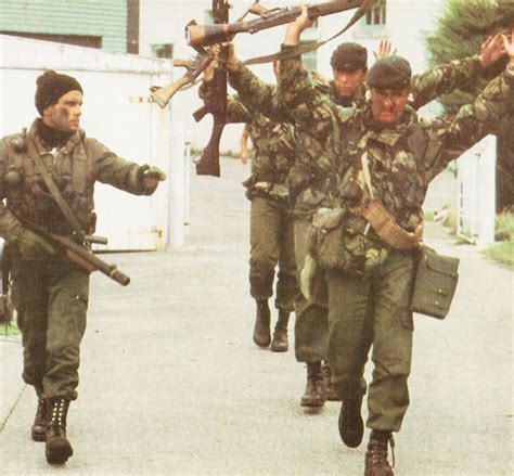 British Troops captured by Argentine commando during he Falklands war ...