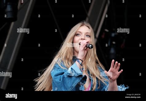 Hampshire, UK. 27th May, 2017. Common People Day 1 - British female ...