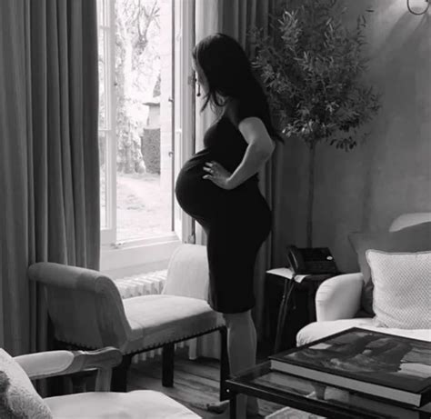 Barefoot Meghan Markle showcases baby bump in intimate throwback photo ...