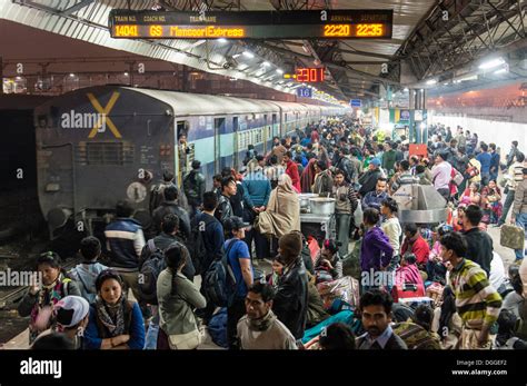 Crowded platform at New Delhi Railway Station, New Delhi, Delhi Stock ...