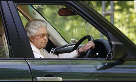 Queen Elizabeth driving her land rover discovery : pics