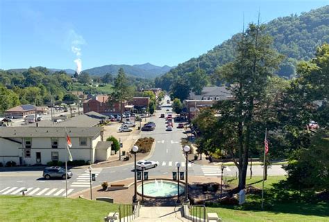 Exploring Downtown Sylva, North Carolina - The GloveTrotters!