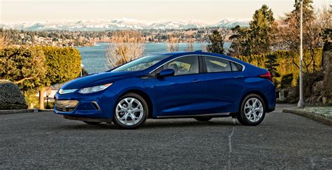 Video Review: Chevy Volt Impresses With Tech, Design and Driving ...