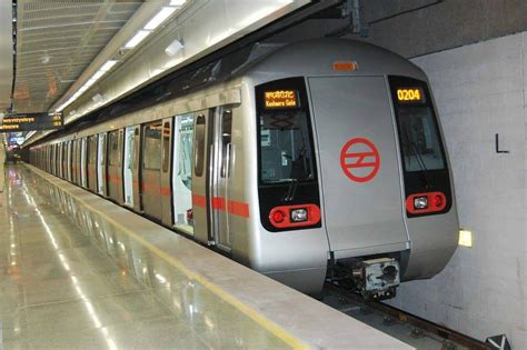 Delhi Metro Holi Timings 2023: Metro services to begin at 2:30 pm, DMRC ...