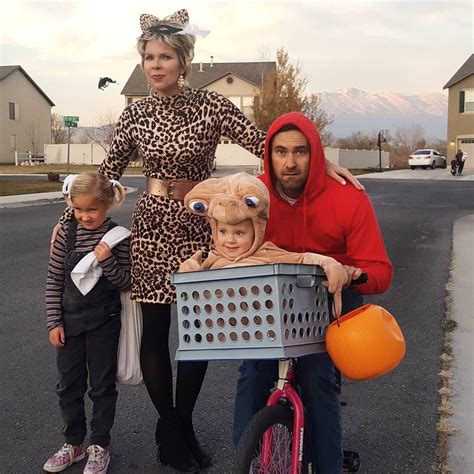 Family Halloween Costume #ET | Themed halloween costumes, Family ...