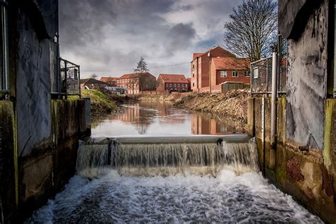 "Louth Canal" by Bob Emmott at PicturesofEngland.com