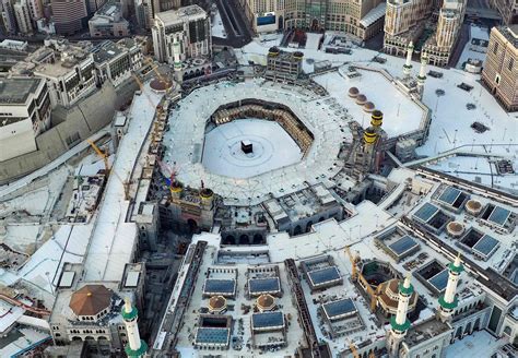 Aerial view reveals empty Kaaba on first day of Ramadan | Daily Sabah