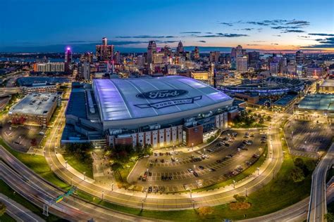 Pin by Randy Champion on Stadiums | Ford field, Detroit skyline, Nfl ...