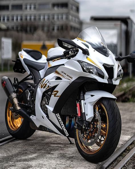 Ninja ZX-10R on Instagram: “White shark 🦈 @zerocoolmoto Upload your ...