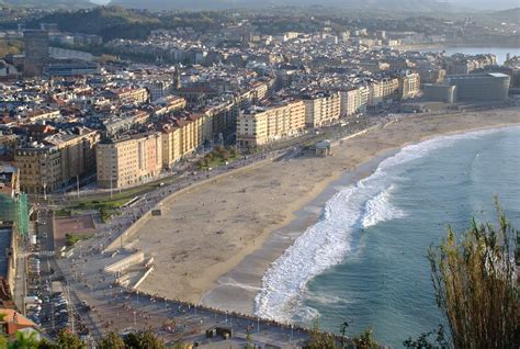 Playa de la Zurriola: Surfers' Beach | Things to See | San Sebastian