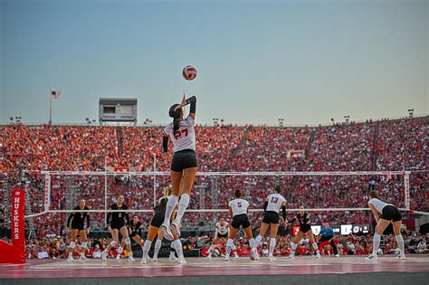 Sioux Falls Native Bergen Reilly & Nebraska Volleyball Team Sets