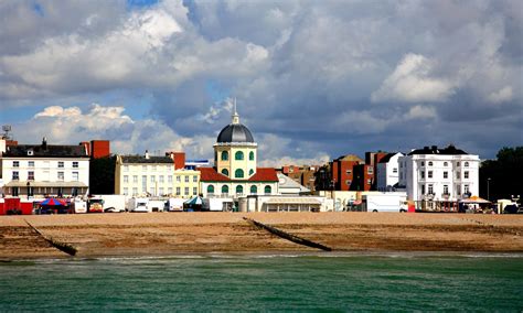 'Mystery' chemical incident leaves people vomiting at Worthing pier, UK ...