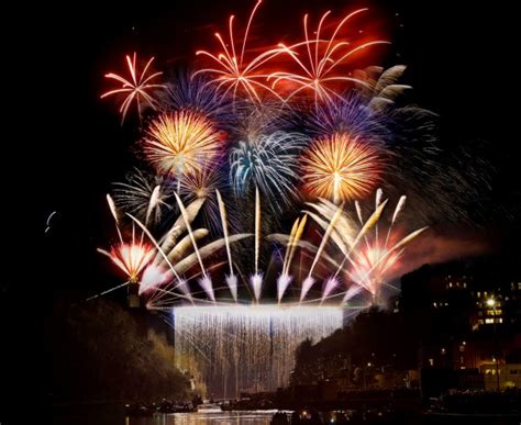 Spectacular fireworks display celebrates 150th anniversary of Clifton ...