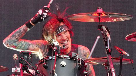 Motley Crue drummer Tommy Lee quits concert mid-performance after he ...