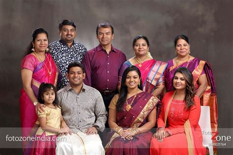 Christmas family portrait | Family photoshoot poses, Family portrait ...