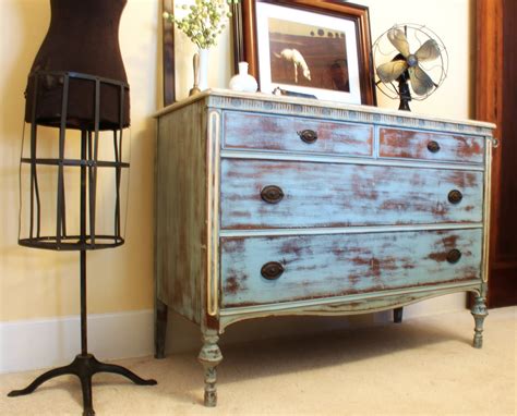 Confessions of a DIY-aholic: Heavily distressed dresser