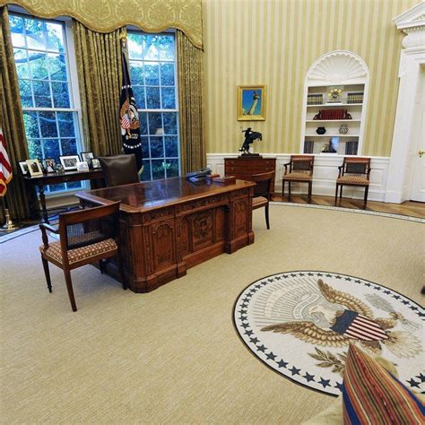 White House Oval Office Desk / White House Oval Office Is Redecorated ...