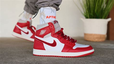 AIR JORDAN 1 Varsity Red Chenille REVIEW & On Feet - YouTube