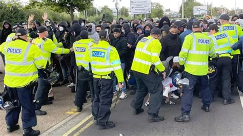 Leicester: Police appeal over tension during religious festival - BBC News