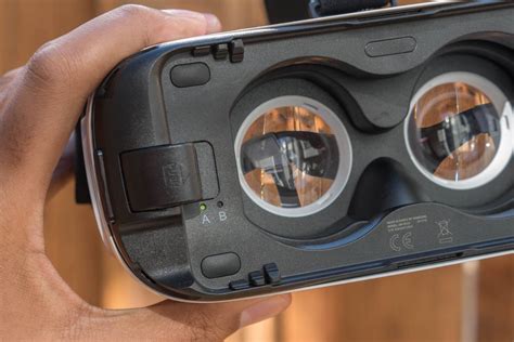 Take a closer look at Samsung's Gear VR headset (pictures) - CNET