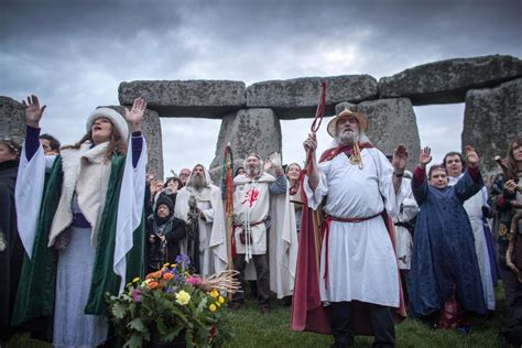 What are Druids and what do they do at Stonehenge on the summer ...