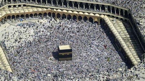 Reaching beyond the Kaaba during Hajj - IslamiCity