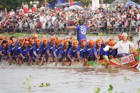 Rộn ràng lễ hội đua ghe ngo đậm nét Khmer ở Nam Bộ