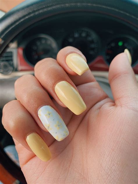 Yellow and white nail design | Yellow nails design, Yellow nails ...