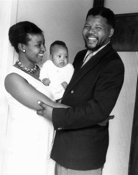 Nelson Mandela y su esposa Winnie presentan su primera hija -Zindzi- en ...