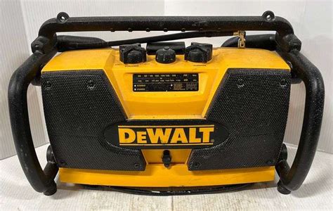 DeWALT radio and battery charger - Albrecht Auction Service