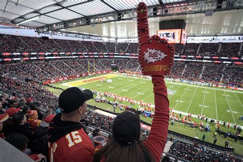 Mahomes and Chiefs fan, and his father, defend themselves against ...