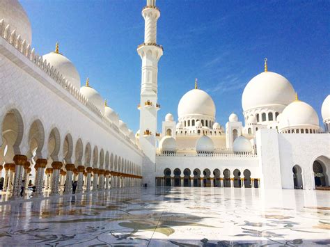 Visiting Sheikh Zayed Grand Mosque in Abu Dhabi from Dubai!