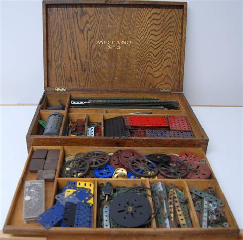 VINTAGE MECCANO SET NO. 5 IN ORIGINAL WOODEN BOX WITH A FITTED TRAY ...