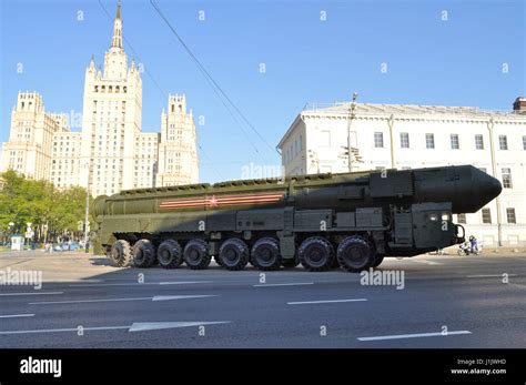 An RS-24 Yars mobile intercontinental ballistic missile system, going ...