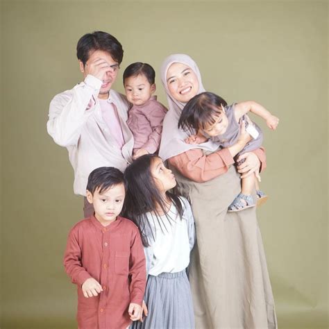 Tanpa Pengasuh, Potret Ricky Harun dan Istri Merawat 4 Anak